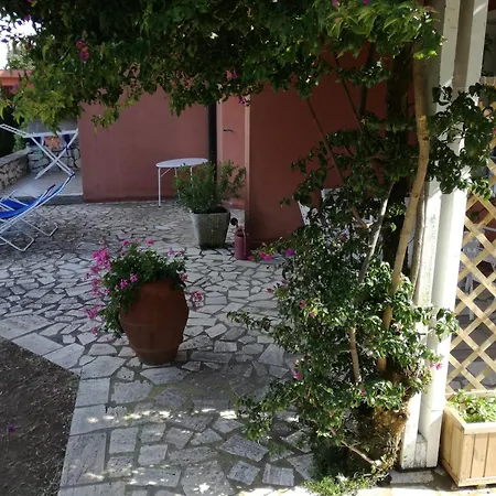 Grazioso Con Piccolo Giardino Apartament